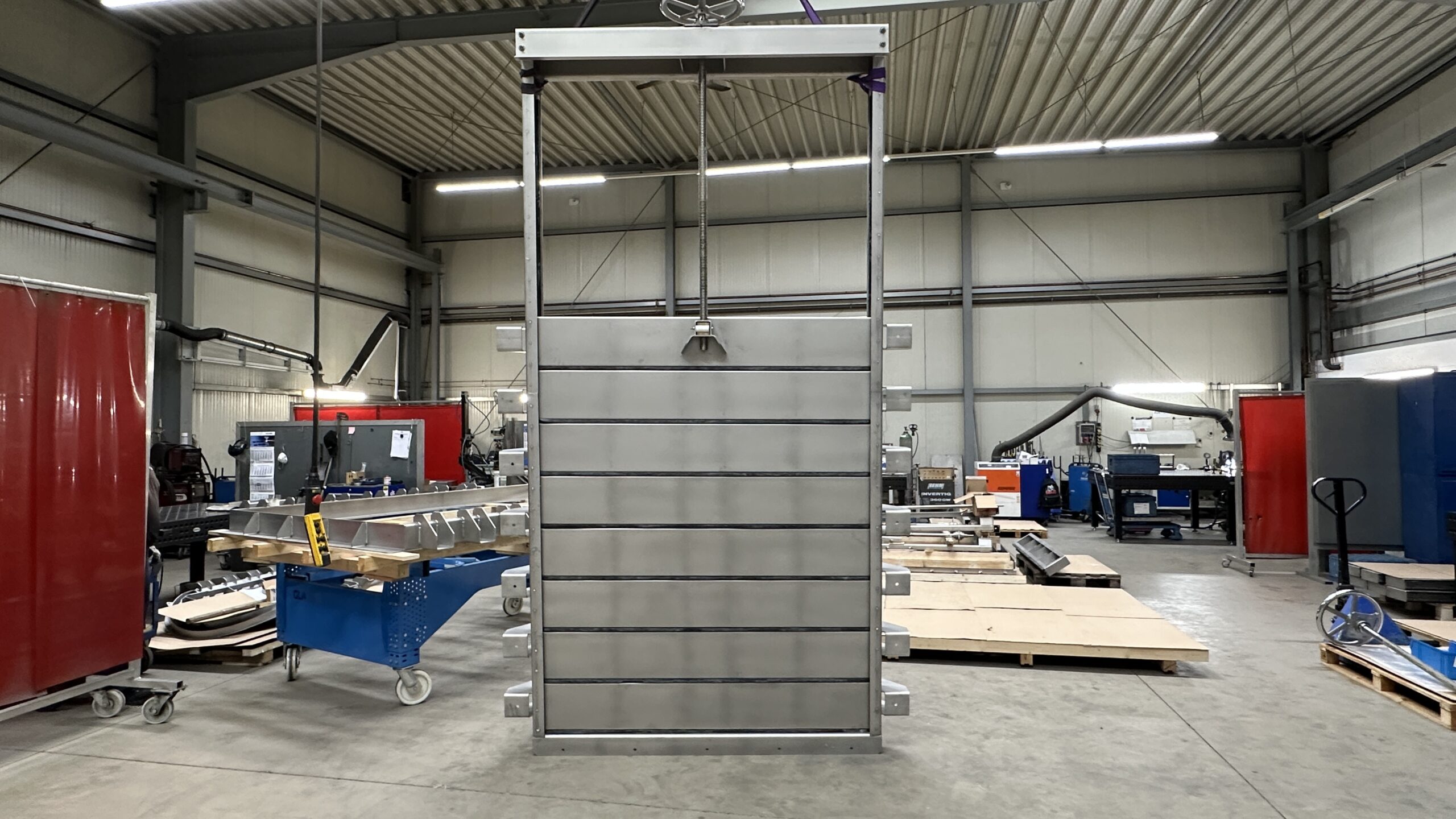 Rinnen-Lammellen-Schütz an Kran