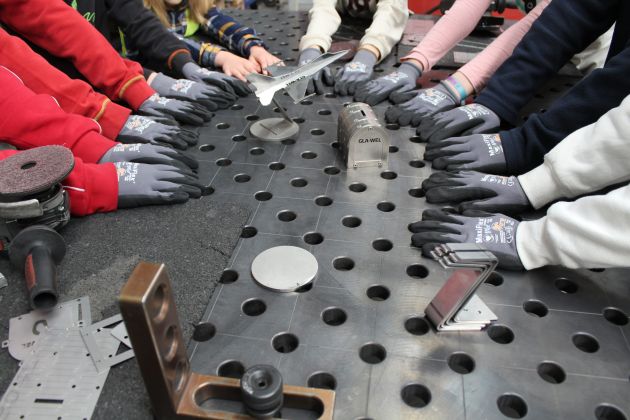 Viele Hände auf dem Tisch